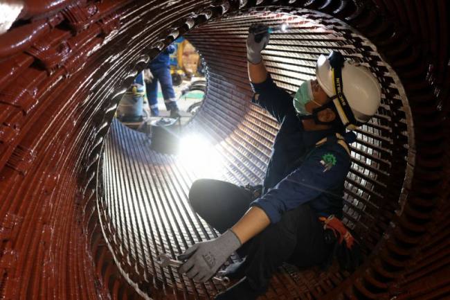 Proses perbaikan komponen sistem pelumasan (lubrication system) pada turbin uap salah satu unit PLTU. (Foto: Dok PLN UID Kalselteng)
