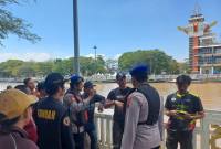 Pria diduga ingin curi helm ini terjun ke Sungai Martapura dari Jalan Kapten Piere Tendean tepatnya depan siring Menara Pandang Banjarmasin Tengah, Minggu (2/8/2026) (SuarIndonesia/DO)