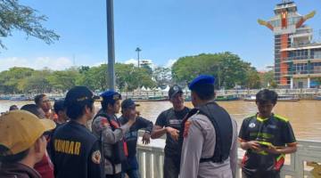 Pria diduga ingin curi helm ini terjun ke Sungai Martapura dari Jalan Kapten Piere Tendean tepatnya depan siring Menara Pandang Banjarmasin Tengah, Minggu (2/8/2026) (SuarIndonesia/DO)