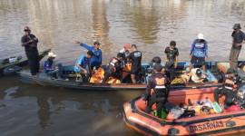 Akhirnya ditemukan tewas, pria yang terjun ke Sungai Martapura, Minggu (2/8/2026), sekitar pukul 15.40 WITA, karena ketakutan dikejar warga diduga ingin curi helm di motor pengunjung wisata di Siring Menara Pandang (SuarIndonesia/DO)