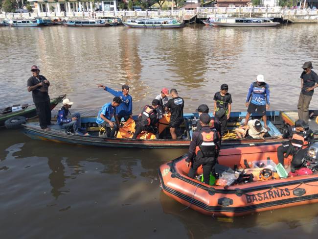 Akhirnya ditemukan tewas, pria yang terjun ke Sungai Martapura, Minggu (2/8/2026), sekitar pukul 15.40 WITA, karena ketakutan dikejar warga diduga ingin curi helm di motor pengunjung wisata di Siring Menara Pandang (SuarIndonesia/DO)
