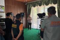 Bupati Balangan, Abdul Hadi saat tag video untuk memberikan sambutan dalam film dokumenter banjir bandang Kecamatan Tebing Tinggi.