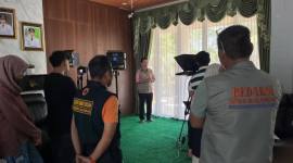 Bupati Balangan, Abdul Hadi saat tag video untuk memberikan sambutan dalam film dokumenter banjir bandang Kecamatan Tebing Tinggi.