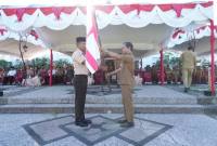 Sekda Balangan, serahkan bendera Pramkua, tanda pelepasan peserta Pramuka Penggalang Kwartir Cabang (Kwarcab) Balangan yang akan mewakili daerah pada Jambore Nasional (Jamnas) ke-12 di Cibubur, Jakarta.