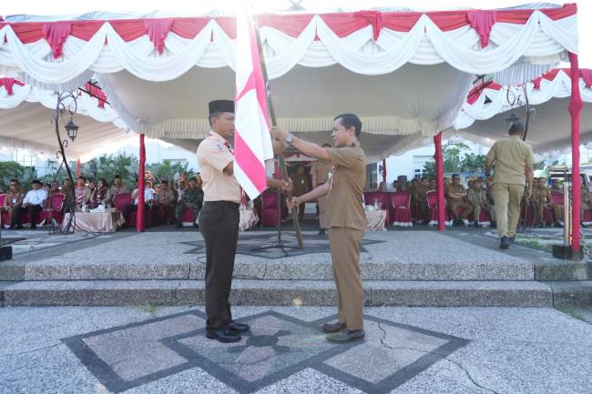 Sekda Balangan, serahkan bendera Pramkua, tanda pelepasan peserta Pramuka Penggalang Kwartir Cabang (Kwarcab) Balangan yang akan mewakili daerah pada Jambore Nasional (Jamnas) ke-12 di Cibubur, Jakarta.