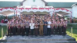 Peserta Kontingen Pramuka Penggalang Kwartir Cabang Balangan, foto bersama dengan Pemerintah Daerah.