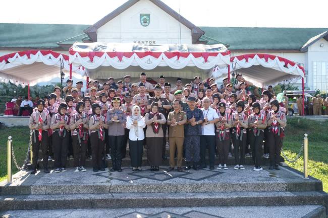 Peserta Kontingen Pramuka Penggalang Kwartir Cabang Balangan, foto bersama dengan Pemerintah Daerah.