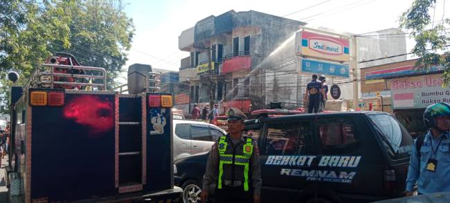 Kobaran api di Jalan Anang Adenansi Banjarmasin Tengah, Selasa (4/8/2026), sekitar pukul 10.30 WITA. (SuarIndonesia/DO)