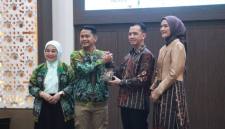 Wali Kota Banjarmasin H. Muhammad Yamin HR jabat tangan dengan Kapolresta Kombes Pol Riza Muttaqin, Senin (3/8/2026) malam (SuarIndonesia/Repro)