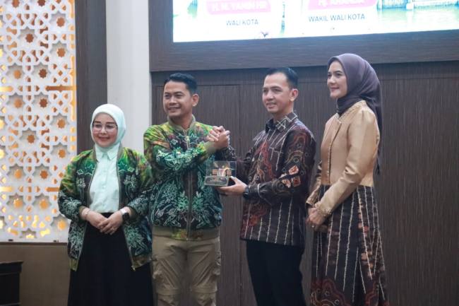 Wali Kota Banjarmasin H. Muhammad Yamin HR jabat tangan dengan Kapolresta  Kombes Pol Riza Muttaqin, Senin (3/8/2026) malam (SuarIndonesia/Repro)