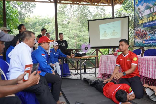 Para peserta antusias mengikuti pelatihan dan simulasi rescue dari BASARNAS Kabupaten Tabalong di Wisata Balang Bekayuh Balanting, Desa Balang.