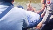 Tim Relawan Rescue Banjarmasin bersama warga, akhirnya temukan jasad korban tenggelam di Sungai Martapura, yang berada di Jalan Pasar Baru Indah Lestari RT 15 Banjarmasin Tengah, Kamis (6/8/2026) pagi, sekitar pukul 09.30 WITA (SuarIndonesia/DO)