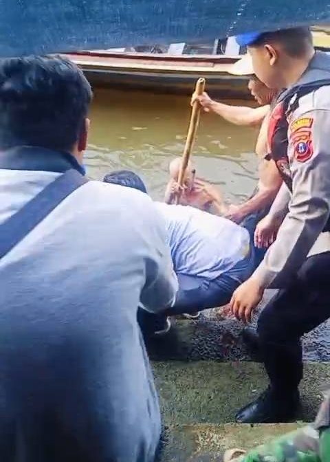Tim Relawan Rescue Banjarmasin bersama warga, akhirnya temukan jasad korban tenggelam di Sungai Martapura, yang berada di Jalan Pasar Baru Indah Lestari RT 15 Banjarmasin Tengah, Kamis (6/8/2026) pagi, sekitar pukul 09.30 WITA (SuarIndonesia/DO)