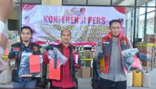 Dir Reskrimum Polda Kalsel Kombes Pol. Frido Situmorang bersama Kabid Humas, Kombes Pol. Nur Khamid dan Kasubdit 3 Ditreskrimum, Kompol Dedy Yudanto