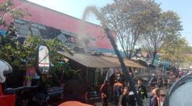 Belasan kios kecil berada di Jalan Mayjend Soetoyo S tepatnya Pasar Teluk Dalam Banjarmasin Tengah, diamuk api, Jum'at (7/8/2026), sekitar pukul 09.00 WITA (SuarIndonesia/DO)