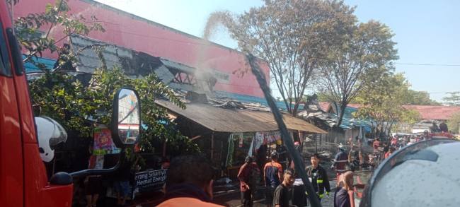 Belasan kios kecil berada di Jalan Mayjend Soetoyo S tepatnya Pasar Teluk Dalam Banjarmasin Tengah, diamuk api, Jum'at (7/8/2026), sekitar pukul 09.00 WITA (SuarIndonesia/DO)