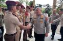 Kapolda Kalsel Irjen Pol Dr Rosyanto Yudha Hermawan, veri salam pada Belasan Taruna Akademi Kepolisian (Akpol) dan Taruna Akademi Angkatan Laut (ALL), turun ke tiga Sekolah Rakyat di Kalimantan Selatan (Kalsel), tanamkan disiplin dan Bela Negara, Jumat (7/8/2026) (SuarIndonesia/ZI)