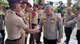 Kapolda Kalsel Irjen Pol Dr Rosyanto Yudha Hermawan, beri salam pada Belasan Taruna Akademi Kepolisian (Akpol) dan Taruna Akademi Angkatan Laut (ALL), turun ke tiga Sekolah Rakyat di Kalimantan Selatan (Kalsel), tanamkan disiplin dan Bela Negara, Jumat (7/8/2026) (SuarIndonesia/ZI)