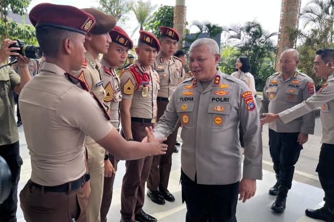 Kapolda Kalsel Irjen Pol Dr Rosyanto Yudha Hermawan, beri salam pada Belasan Taruna Akademi Kepolisian (Akpol) dan Taruna Akademi Angkatan Laut (ALL), turun ke tiga Sekolah Rakyat di Kalimantan Selatan (Kalsel), tanamkan disiplin dan Bela Negara, Jumat (7/8/2026) (SuarIndonesia/ZI)