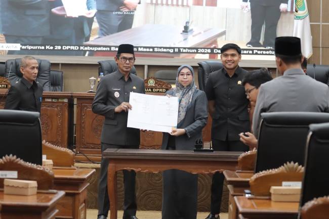 Rapat Paripurna tentang kesepakatan Raperda Perubahan APBD