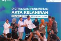 Kepala Badan Pusat Statistik (BPS) Amalia Adininggar Widyasanti (kiri), Menteri Pendayagunaan Aparatur Negara dan Reformasi Birokrasi Rini Widyantini (kedua kiri), Menteri Dalam Negeri Tito Karnavian (ketiga kiri), Kedua Dewan Ekonomi Nasional Luhut Binsar Pandjaitan (keempat kanan), Menteri Kesehatan Budi Gunadi Sadikin (kedua kanan), dan Kepala BPJS Kesehatan Prihati Pujowaskito (kanan) dalam peluncuran Digitalisasi Akta Kelahiran Bayi Baru Lahir di Jakarta, Selasa (11/8/2026). (Foto: HO-Kemenkes RI)