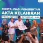Kepala Badan Pusat Statistik (BPS) Amalia Adininggar Widyasanti (kiri), Menteri Pendayagunaan Aparatur Negara dan Reformasi Birokrasi Rini Widyantini (kedua kiri), Menteri Dalam Negeri Tito Karnavian (ketiga kiri), Kedua Dewan Ekonomi Nasional Luhut Binsar Pandjaitan (keempat kanan), Menteri Kesehatan Budi Gunadi Sadikin (kedua kanan), dan Kepala BPJS Kesehatan Prihati Pujowaskito (kanan) dalam peluncuran Digitalisasi Akta Kelahiran Bayi Baru Lahir di Jakarta, Selasa (11/8/2026). (Foto: HO-Kemenkes RI)