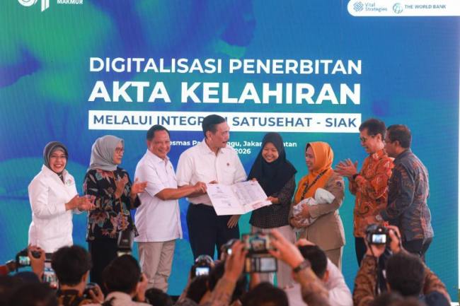 Kepala Badan Pusat Statistik (BPS) Amalia Adininggar Widyasanti (kiri), Menteri Pendayagunaan Aparatur Negara dan Reformasi Birokrasi Rini Widyantini (kedua kiri), Menteri Dalam Negeri Tito Karnavian (ketiga kiri), Kedua Dewan Ekonomi Nasional Luhut Binsar Pandjaitan (keempat kanan), Menteri Kesehatan Budi Gunadi Sadikin (kedua kanan), dan Kepala BPJS Kesehatan Prihati Pujowaskito (kanan) dalam peluncuran Digitalisasi Akta Kelahiran Bayi Baru Lahir di Jakarta, Selasa (11/8/2026). (Foto: HO-Kemenkes RI)