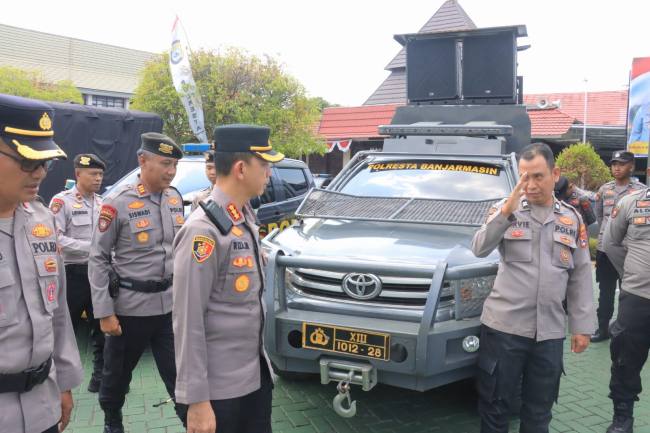 Pastikan siap hadapi dinamika lapangan, Kapolresta Banjarmasin, Kombes Pol. Riza Muttaqin, cek peralatan dalmas, Selasa (11/8/2026). (SuarIndonesia/YI)