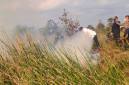 Gubernur Kalsel, H Muhidin turun langsung ikut memadamkan api kebakaran hutan dan lahan (karhutla) di Lianganggang Banjarbaru, Selasa (11/8/2026). (SuarIndonesia/RW)