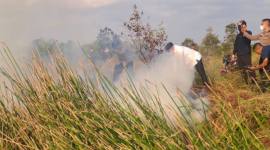 Gubernur Kalsel, H Muhidin turun langsung ikut memadamkan api kebakaran hutan dan lahan (karhutla) di Lianganggang Banjarbaru, Selasa (11/8/2026). (SuarIndonesia/RW)