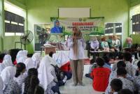 Narasumber dari Dinas Pemberdayaan Perempuan dan Perlindungan Anak, Pengendalian Penduduk dan Keluarga Berencana serta Pemberdayaan Masyarakat dan Desa (DP3A P2KB PMD) Kabupaten Balangan, Linuwih Andri Winarti, menyampaikan edukasi pendidikan karakter kepada pelajar SMP Negeri 2 Awayan, Kecamatan Tebing Tinggi, Rabu (12/8/2026).