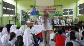 Narasumber dari Dinas Pemberdayaan Perempuan dan Perlindungan Anak, Pengendalian Penduduk dan Keluarga Berencana serta Pemberdayaan Masyarakat dan Desa (DP3A P2KB PMD) Kabupaten Balangan, Linuwih Andri Winarti, menyampaikan edukasi pendidikan karakter kepada pelajar SMP Negeri 2 Awayan, Kecamatan Tebing Tinggi, Rabu (12/8/2026).