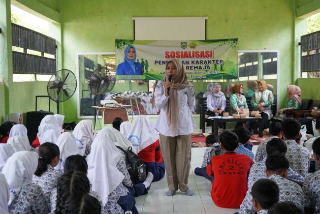 Narasumber dari Dinas Pemberdayaan Perempuan dan Perlindungan Anak, Pengendalian Penduduk dan Keluarga Berencana serta Pemberdayaan Masyarakat dan Desa (DP3A P2KB PMD) Kabupaten Balangan, Linuwih Andri Winarti, menyampaikan edukasi pendidikan karakter kepada pelajar SMP Negeri 2 Awayan, Kecamatan Tebing Tinggi, Rabu (12/8/2026).