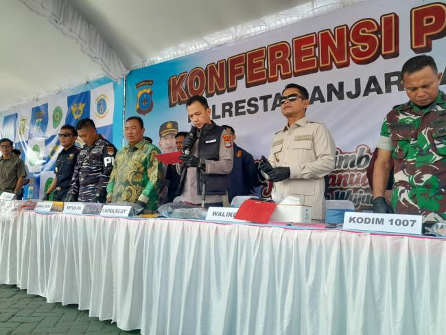 Kasus tersebut disampaikan Kapolresta Banjarmasin Kombes Pol Riza Muttaqin saat konferensi pers di Mapolresta Banjarmasin, Kamis (13/8/2026). (SuarIndonesia/YI)