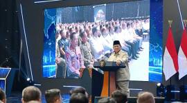 Presiden Prabowo Subianto berpidato saat acara peluncuran motor listrik nasional beserta ekosistem pendukungnya di fasilitas produksi motor listrik di Cikarang, Kabupaten Bekasi, Jawa Barat, Kamis (13/8/2026). (Foto: HO-BPMI Sekretariat Presiden)
