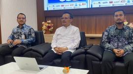 Kepala Badan Pendapatan Daerah (Bapenda) Kalsel, Subhan Nor Yaumil. (tengah)