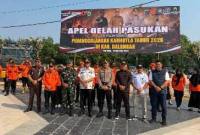 Foto bersama Wakil Ketua DPRD Kabupaten Balangan, Saiful Arif (kanan baju dan topi hitam) usai mengikuti apel pasukan dan sarana prasarana (Sapras) kesiapsiagaan Karhutla di Kompleks Perkantoran Tugu Maritam, Rabu (12/8/26).