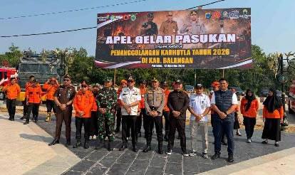 Foto bersama Wakil Ketua DPRD Kabupaten Balangan, Saiful Arif (kanan baju dan topi hitam) usai mengikuti apel pasukan dan sarana prasarana (Sapras) kesiapsiagaan Karhutla di Kompleks Perkantoran Tugu Maritam, Rabu (12/8/26).
