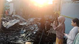 Amuk api di kawasan Jalan Jahri Saleh Banjarmasin Utara, Jumat (14/8/2026) dini hari. (SuarIndonesia/DO)