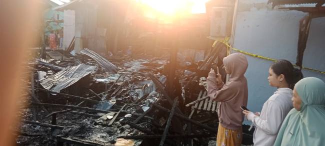 Amuk api di kawasan Jalan Jahri Saleh Banjarmasin Utara, Jumat (14/8/2026) dini hari. (SuarIndonesia/DO)