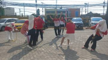 Seru dan meriah diselingi canda dan tawa para Karyawan Koperasi Jasa Tri Capital Investama (TC Invest) Cabang Banjarmasin pada berbagai lomba menyambut momen Perayaan 17 Agustus, Jumat (14/8/2026). (SuarIndonesia/Ist)