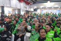 Kapolda Kalsel, Irjen Pol DR Rosyanto Yudha didampangi Kapolresta Banjarmasin Kombes Pol Riza Muttaqin menyempatkan diri duduk bersama para driverdi Aula Mathilda Batlayeri Polresta Banjarmasin, Jumat (14/8/2026). (SuarIndonesia/YI