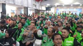 Kapolda Kalsel, Irjen Pol DR Rosyanto Yudha didampangi Kapolresta Banjarmasin Kombes Pol Riza Muttaqin menyempatkan diri duduk bersama para driverdi Aula Mathilda Batlayeri Polresta Banjarmasin, Jumat (14/8/2026). (SuarIndonesia/YI