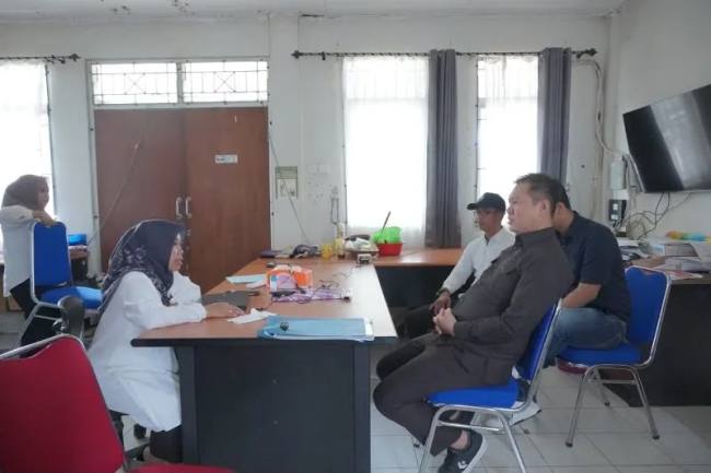 
Wakil Ketua DPRD Balangan Saiful Arif saat melaksanakan sidak ke UPT Pasar Paringin, Jumat (14/8/2026).