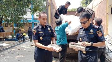 Bea Cukai Banjarmasin melakukan penindakan terhadap rokok ilegal yang dikirim menggunakan sebuah truk. (SuarIndonesia/DO)