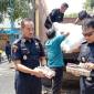 Bea Cukai Banjarmasin melakukan penindakan terhadap rokok ilegal yang dikirim menggunakan sebuah truk. (SuarIndonesia/DO)