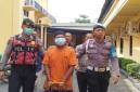 Tersangka S penyebab karhutla 71 hektare lahan terbakar di Kecamatan Kumai, Kobar Jumat (14/8/2026). (Foto: Antara/Safitri RA)