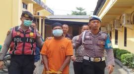 Tersangka S penyebab karhutla 71 hektare lahan terbakar di Kecamatan Kumai, Kobar Jumat (14/8/2026). (Foto: Antara/Safitri RA)