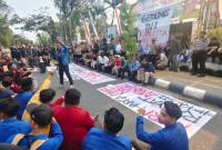 Massa aksi unjuk rasa bertajuk “Kalsel Lumpuh” di depan Kantor DPRD Kalsel, Kamis (20/8/2026). (SuarIndonesia/HM)