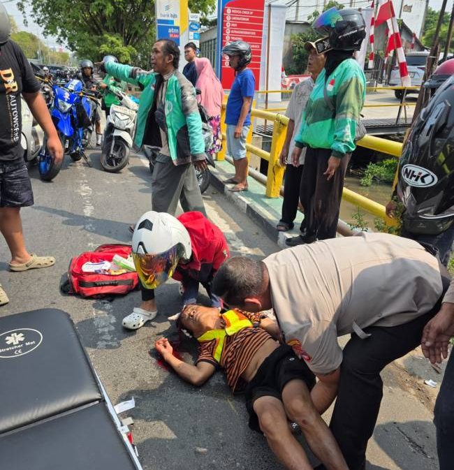 sebuah kecelakaan lalu lintas menjadi perhatian Kapolsek Banjarmasin Selatan, Kompol Christugus Lirens, Jumat (21/8/2026) (SuarIndoneia/Ist)